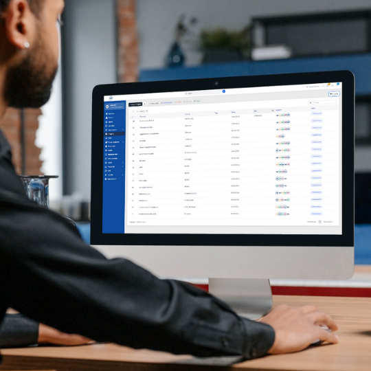 Tante segretarie davanti lo stesso pc